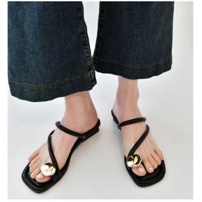 2024 Women's New Toe Clamped Slippers for Women's Summer Outdoor Wear Metal Buckle Flat Bottomed Beach Sandals